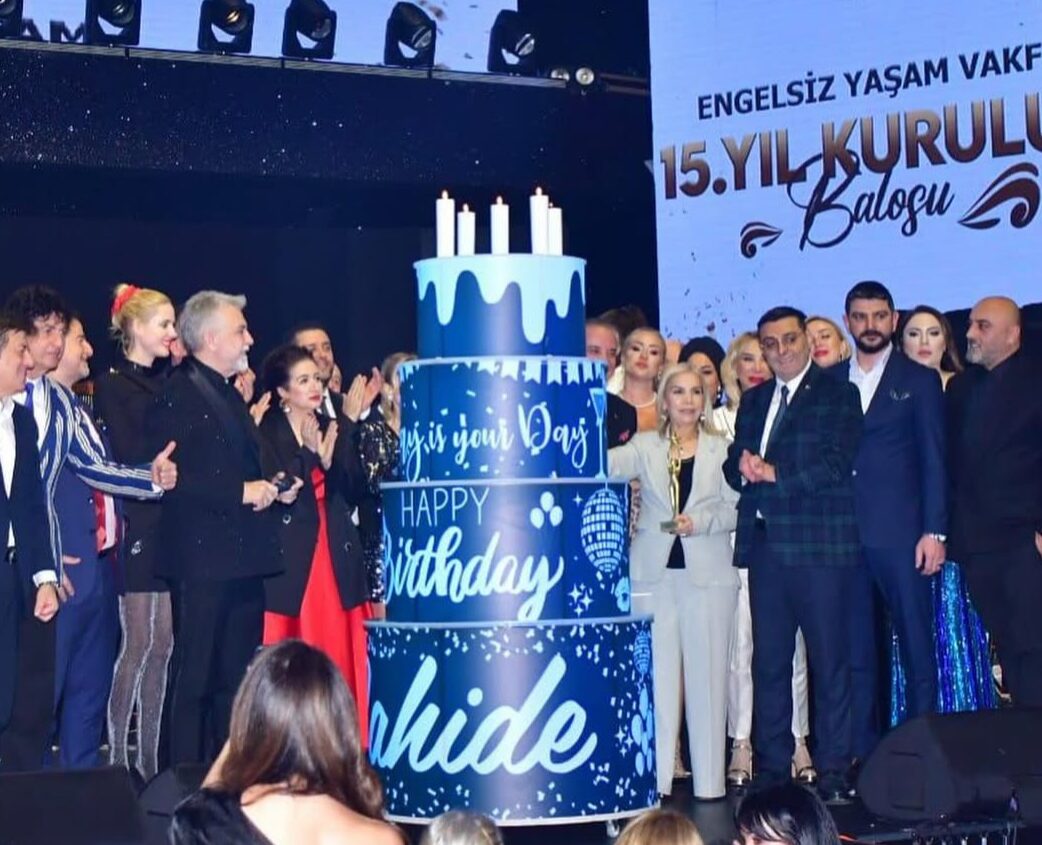 ENGELSİZ YAŞAM VAKFI 15.YIL BALOSU, CAHİDE PALAZZO’DA; GÜLBEN ERGEN SAHNESİ İLE KUTLANDI