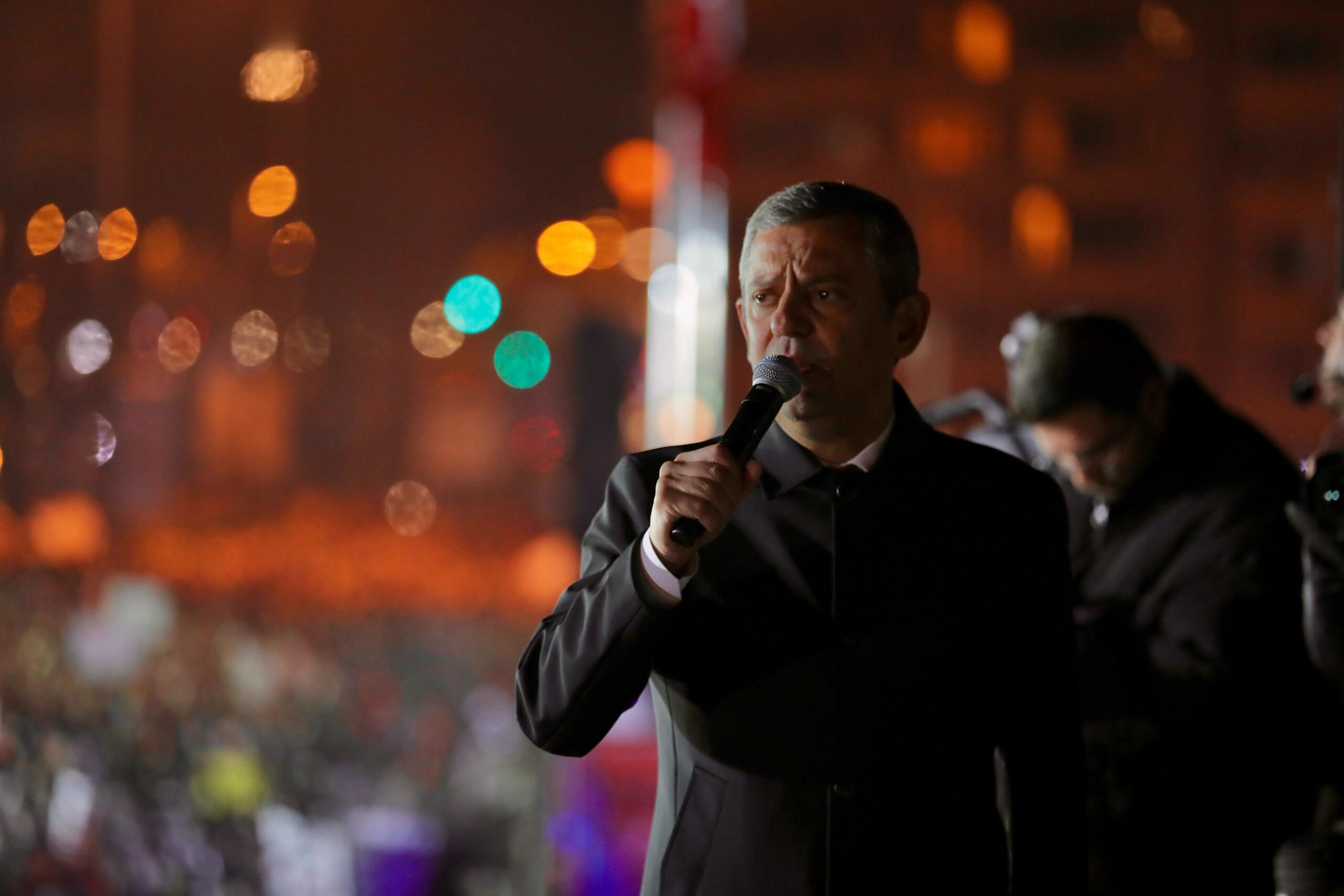 ÖZGÜR ÖZEL İRADESİ CHP’LİLERE UMUT MU VERİYOR? SARAÇHANE DOLUP TAŞIYOR!