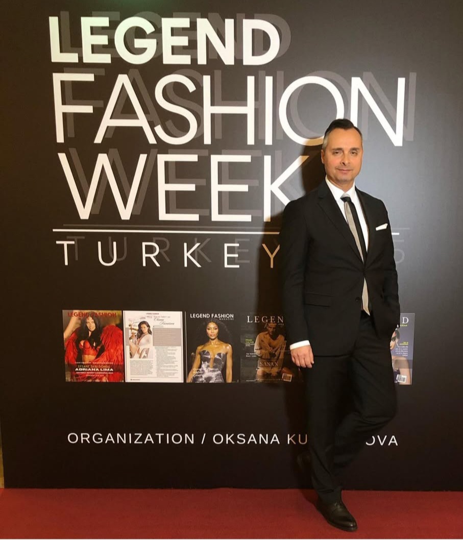 ÖZGÜR KÖKDEMİR HER YERDE! BAŞARILI SPİKER VE OYUNCU LEGEND FASHION WEEK’TE BOY GÖSTERDİ!