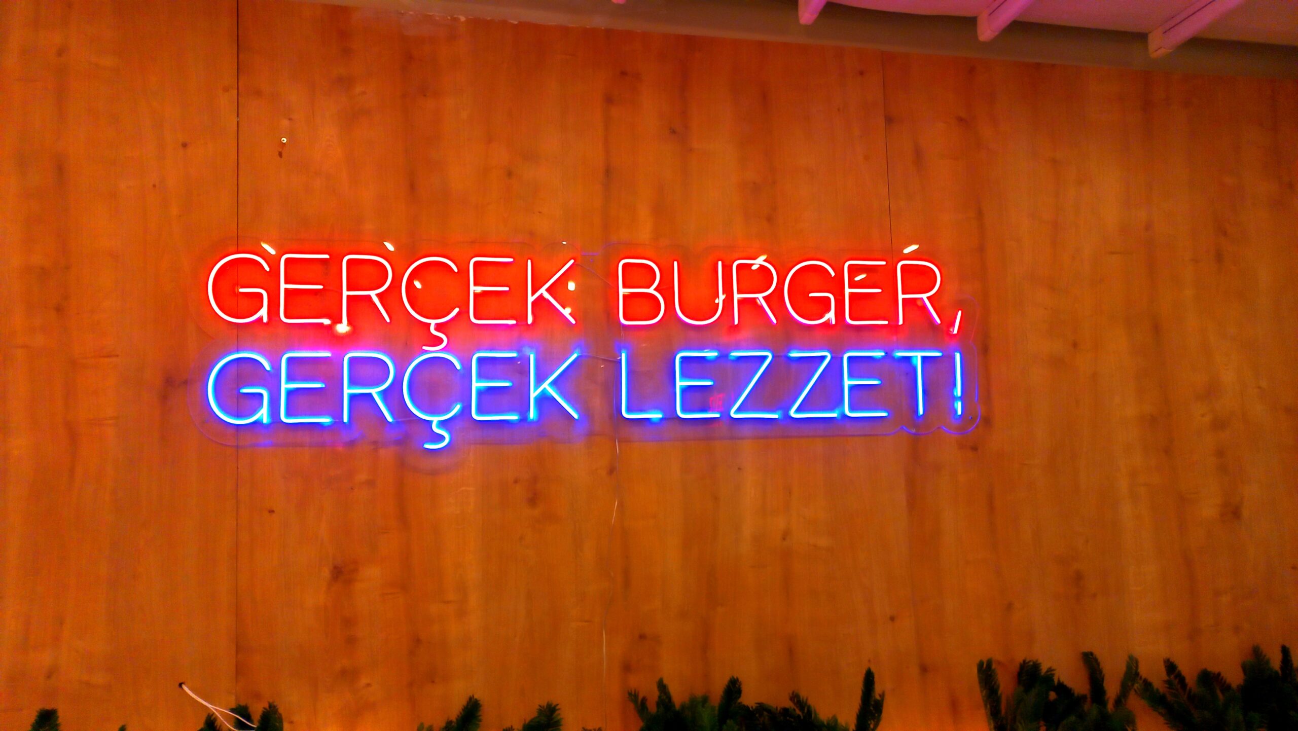 BEŞİKTAŞ’IN YENİ GÖZDESİ: MEAT BURGER İLE GİRİŞİMCİLİKTE FARK YARATAN İBRAHİM ÖRNEK