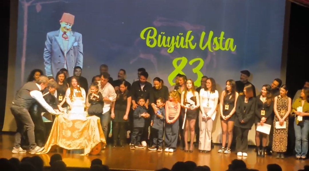 BABA SAHNE’DE DUYGUSAL GECE: 16. SAVAŞ DİNÇEL TİYATRO ÖDÜLLERİ VE ÖZEL ANLAR SAHNEYE TAŞINDI. MÜJDAT GEZEN: “HEM SAVAŞ’I HEM VOLKAN KONAK’I BÜYÜK ÖZLEMLE ANIYORUM”