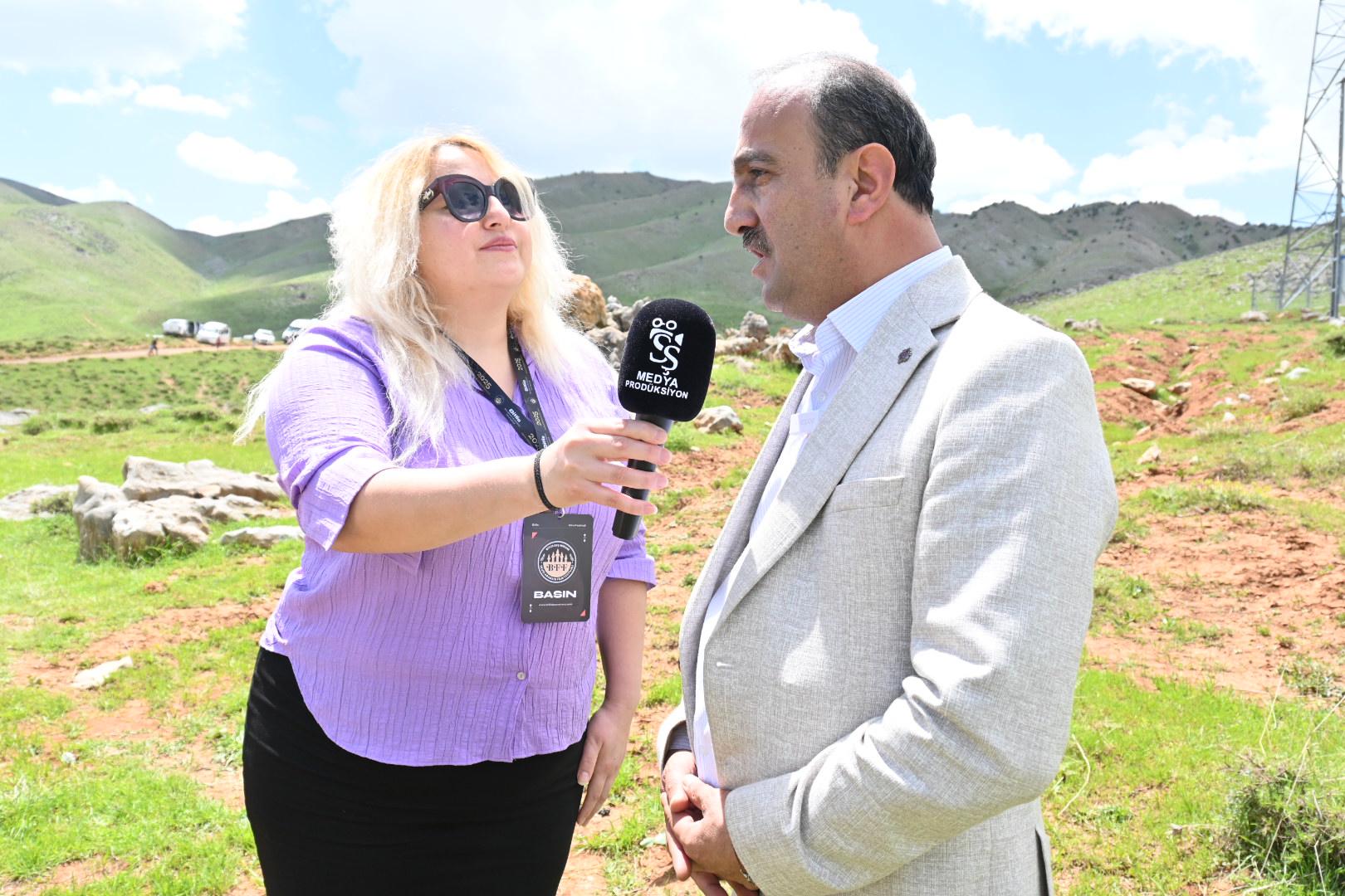 HİZAN BELEDİYE BAŞKANI YAHYA ŞAM, ULUSLARARASI SİNEMA SANATÇILARINI HİZAN’DA AĞIRLADI, KENGER FESTİVALİ’NDE BARIŞ VE KARDEŞLİK MESAJI VERDİ