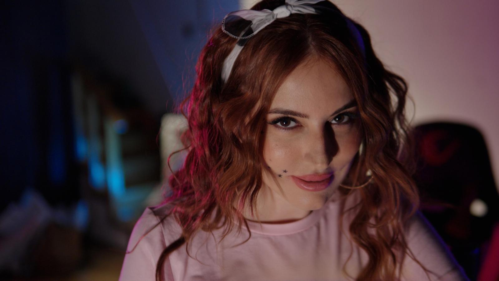 ARZU EFİMİA’DAN ÇARPICI BİR MÜZİK YOLCULUĞU: “AKIL BAŞIMA” YAYINDA!