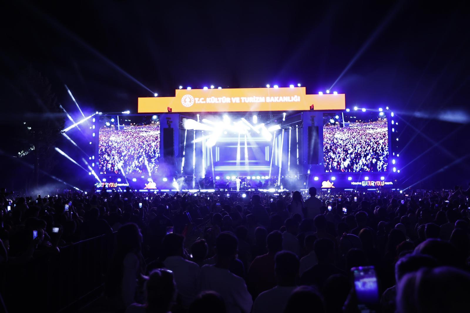 RESUL DİNDAR’DAN GAZİANTEP’TE REKOR KONSER…