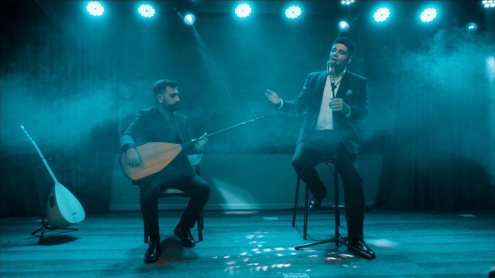 TÜRK HALK MÜZİĞİ’NİN SEVİLEN SESLERİNDEN ÖZGÜR AKDEMİR, İBRAHİM TATLISES’İN SESİ VE YORUMUYLA EN SEVİLEN TÜRKÜLER ARASINDA YERİNİ ALAN “AYAĞINDA KUNDURA”’YI YENİDEN YORUMLUYOR!