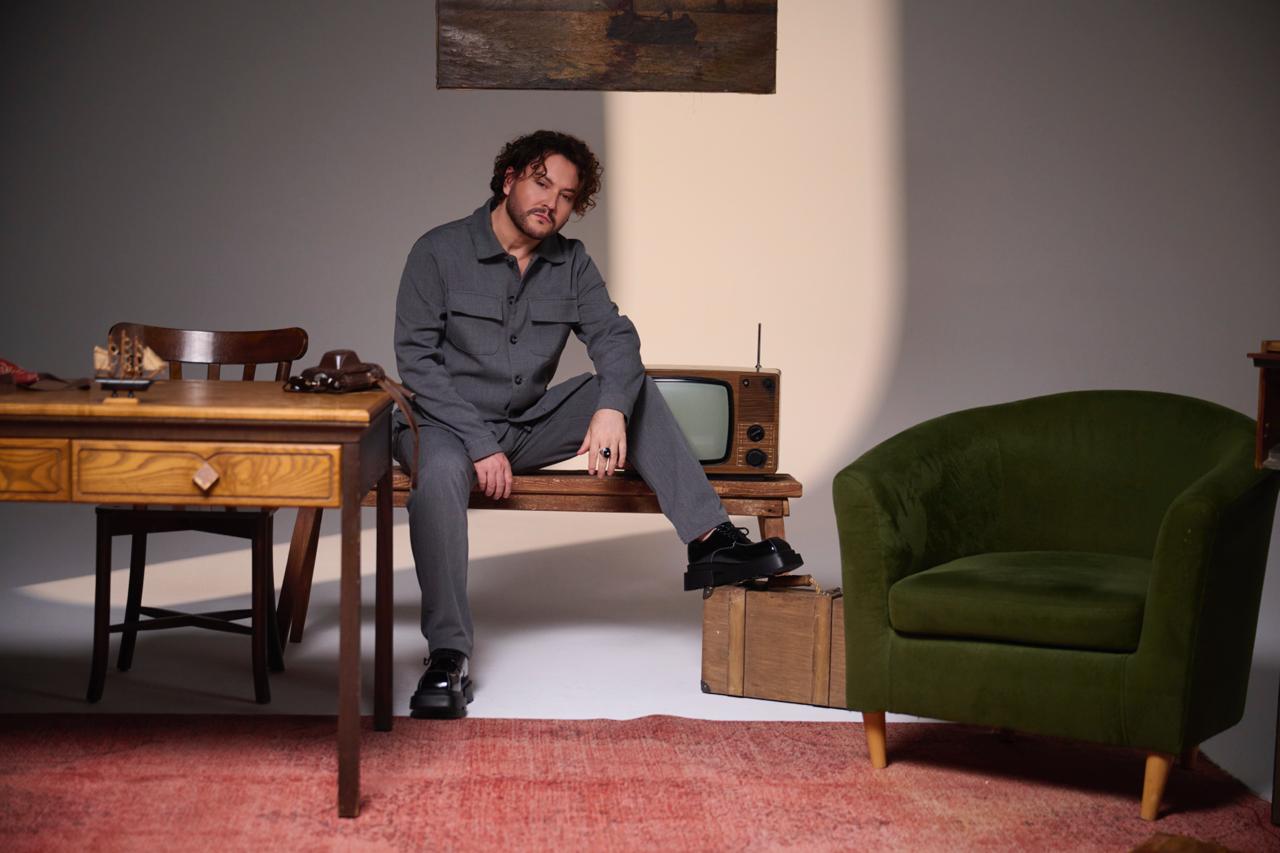 ELBİ’DEN “HİKAYE”: AŞKINI GERİ ALMAYA GELEN ADAM!