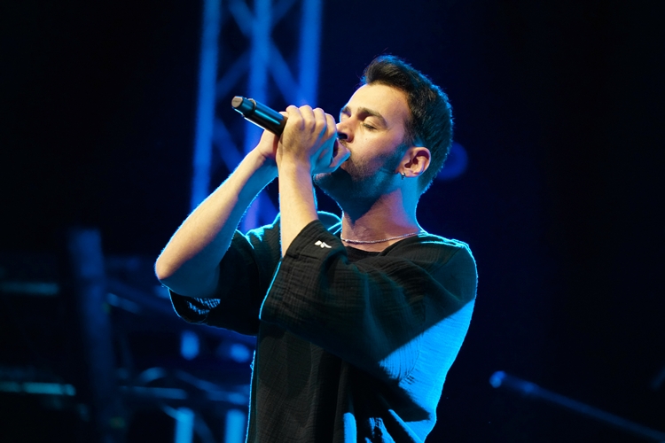 “ÇOK DEĞİŞTİM” İLE GÜÇLÜ BİR DÖNÜŞ: EMRE TURAN’DAN YÜKSEK ENERJİLİ ROCK ÇIKIŞI