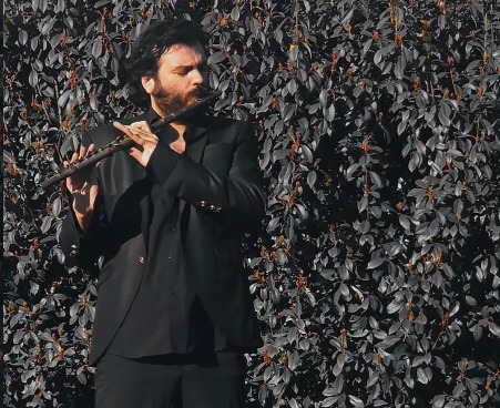 RETROBÜS’TEN VOLKAN KONAK’A SAYGI DURUŞU