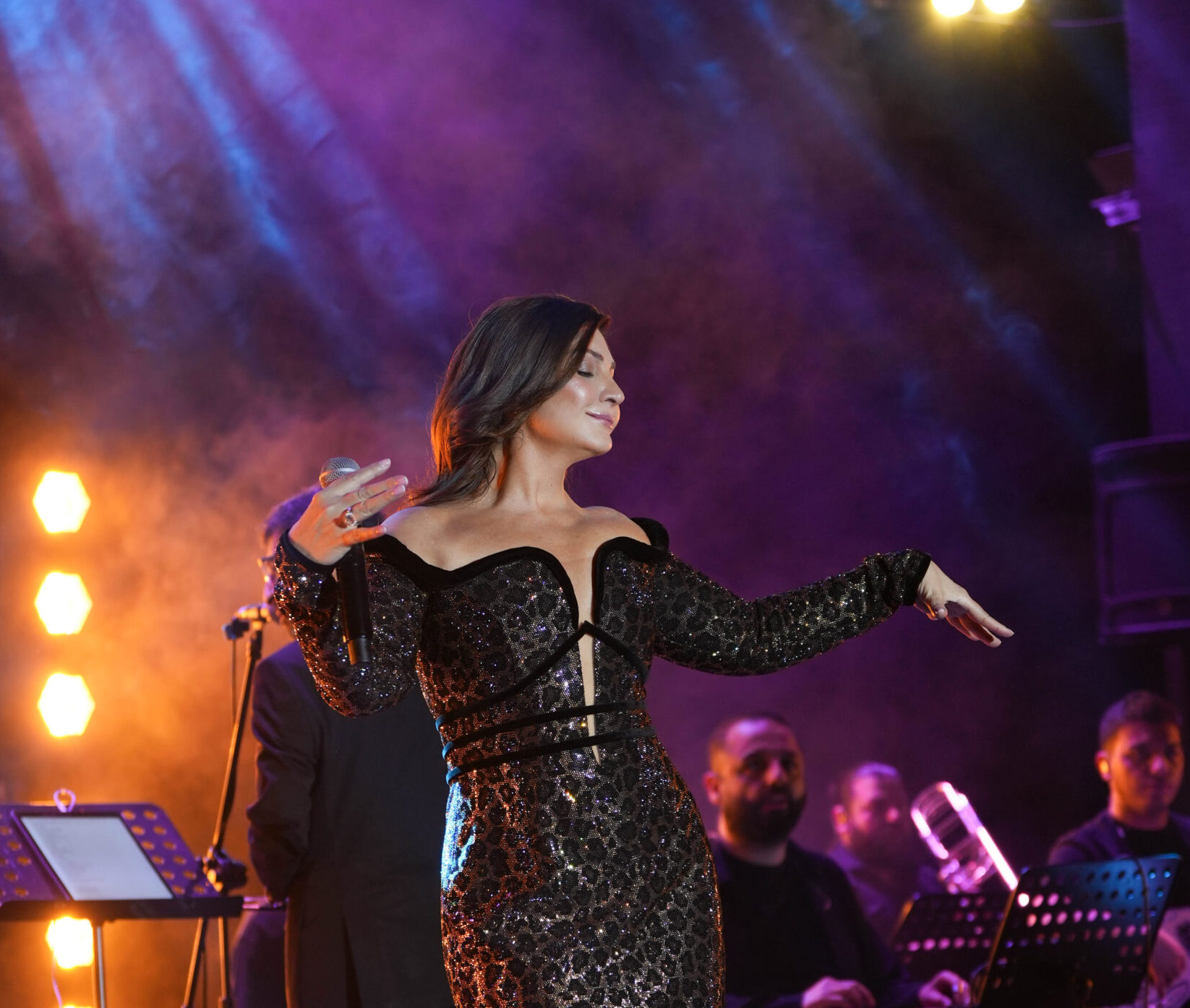 SİBEL CAN YİNE YAPACAĞINI YAPTI! İSTANBUL GECELERİNE IŞILTILI BAŞLANGIÇ