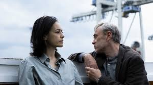 İDEALLERLE HAYATIN ARASINDA SIKIŞAN BİR AİLENİN PORTRESİ “SARI ZARFLAR”