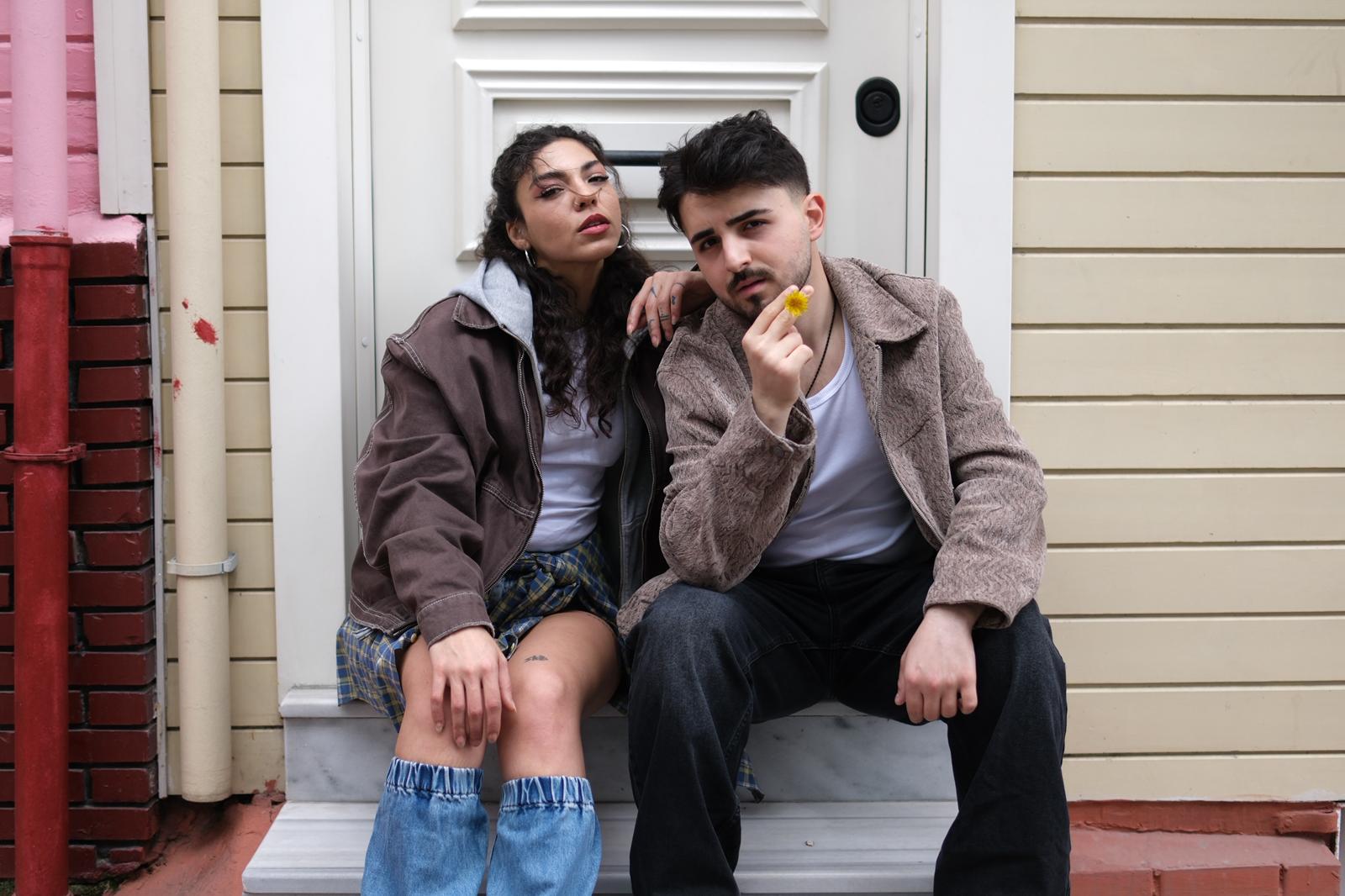 CAN KARACA & ELY SUE’DEN DUYGUSAL BİR ÇIKIŞ: “HASTAYIM”