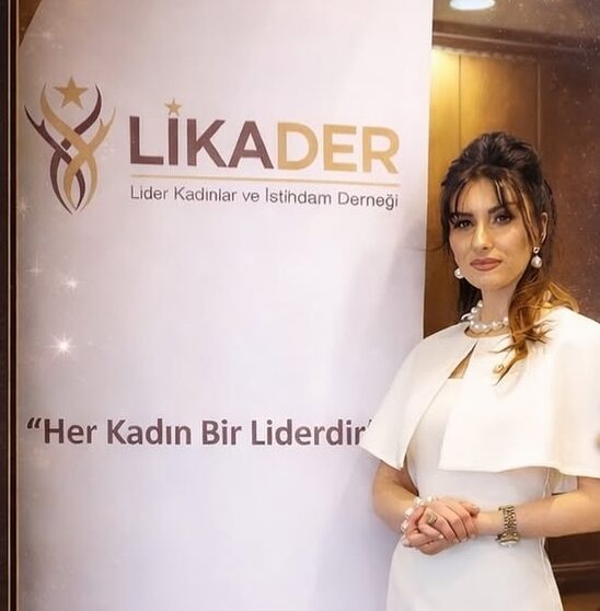 BAŞKAN TUĞBA KOÇ ÖNDERLİĞİNDE LİKADER’İN YÜKSELEN AYAK SESLERİ! (Selda Şentürk Özel Röportajı)