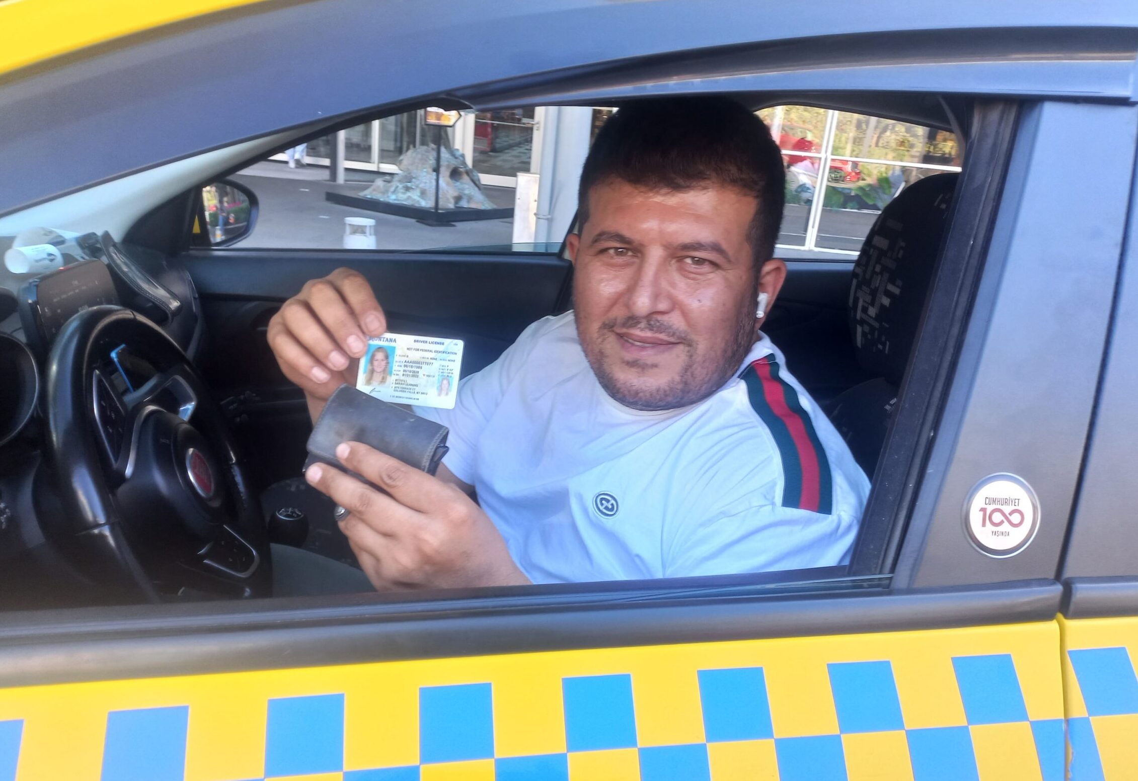 KAHRAMAN TAKSİCİ AHMET BARUT, BULUNAN CÜZDANI SAHİBİNE ULAŞTIRDI