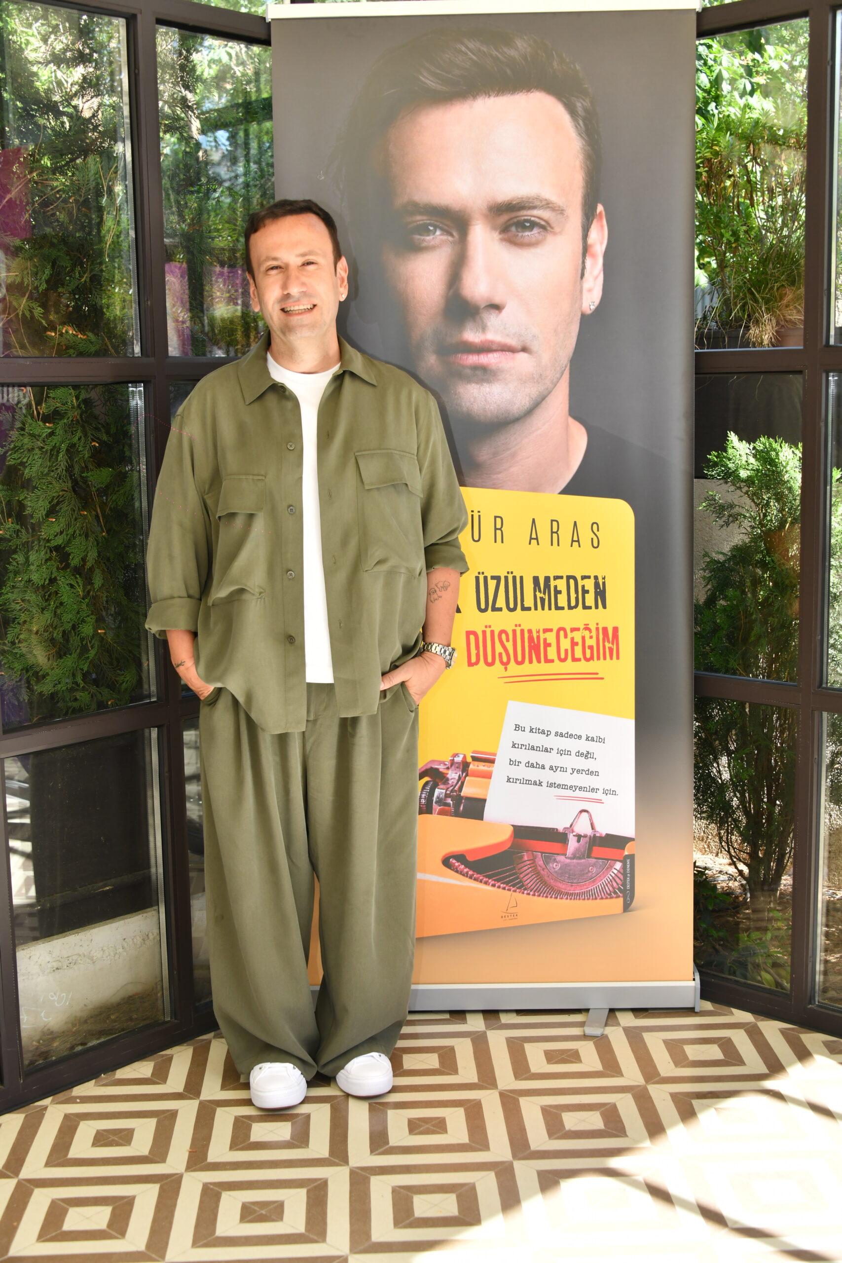 ÖZGÜR ARAS’IN 14’ÜNCÜ KİTABI “ARTIK ÜZÜLMEDEN ÖNCE DÜŞÜNECEĞİM” GÖRKEMLİ BİR DAVETLE TANITILDI
