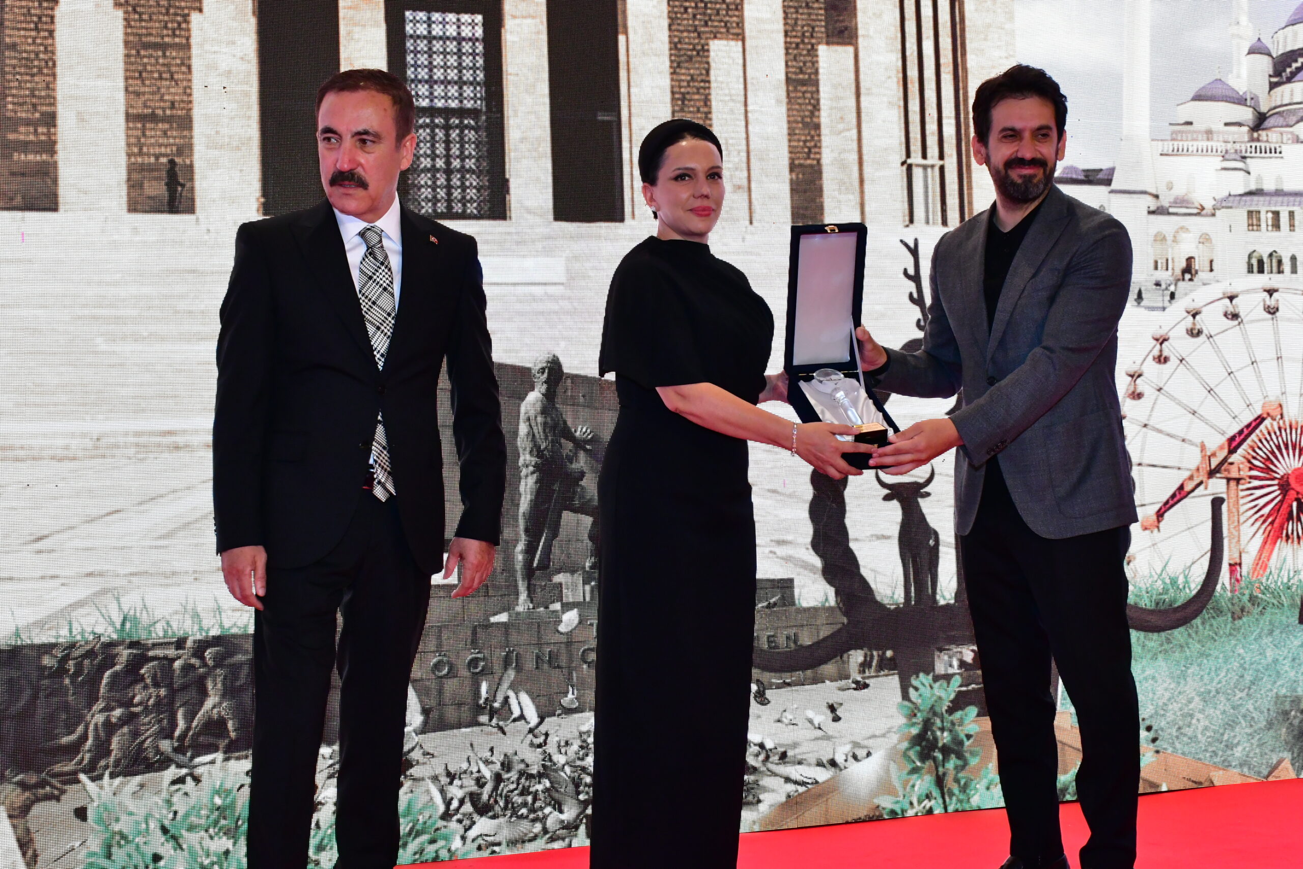 ARAŞTIRMACI YAZAR ÜMMÜHANİ KARA’YA ANLAMLI ÖDÜL