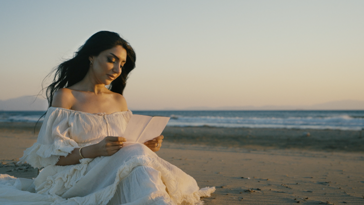 AYŞE ÇAVGA, “BAY BAY” İLE MÜZİK YOLCULUĞUNDA YENİ BİR SAYFA AÇTI