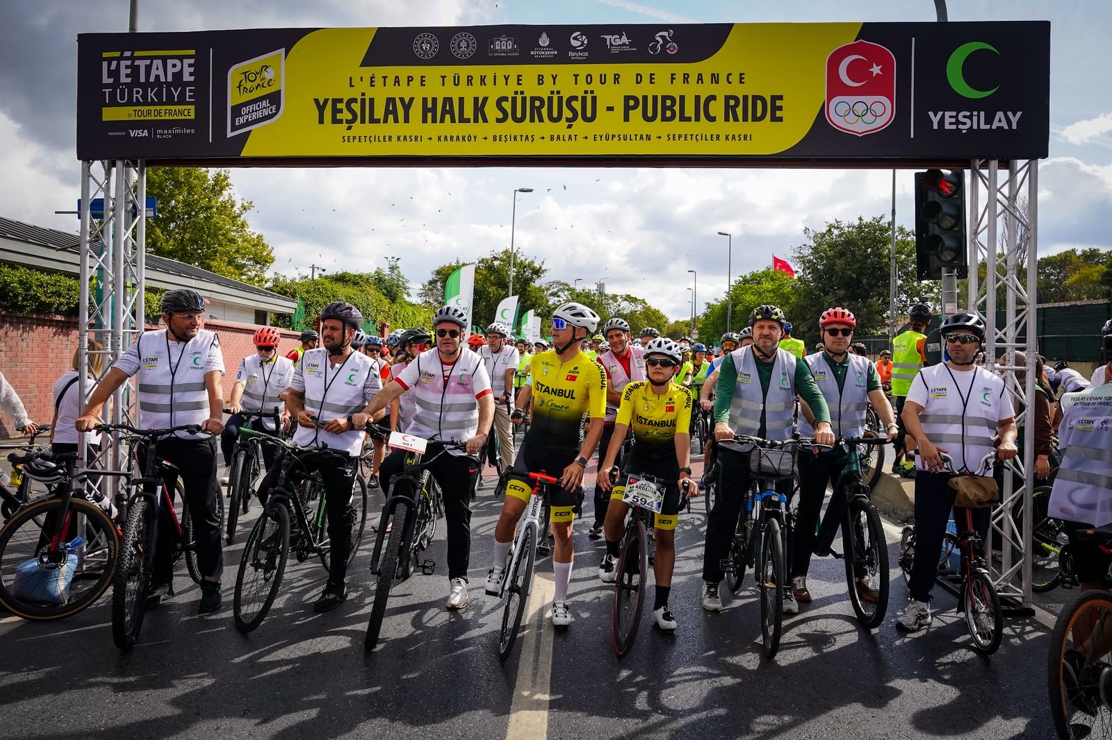 YEŞİLAY X VISA | MAXIMILES BLACK L’ÉTAPE TÜRKİYE BY TOUR DE FRANCE İŞ BİRLİĞİYLE DÜZENLENEN HALK SÜRÜŞÜ, İSTANBUL’DA BİSİKLET TUTKUNLARINI BİR ARAYA GETİRDİ