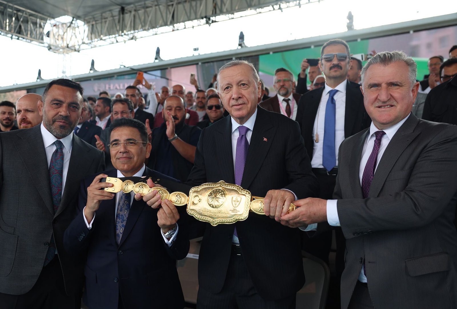 YAĞLI GÜREŞ CUMHURBAŞKANLIĞI KUPASI’NDA BAŞPEHLİVAN ORHAN OKULU OLDU