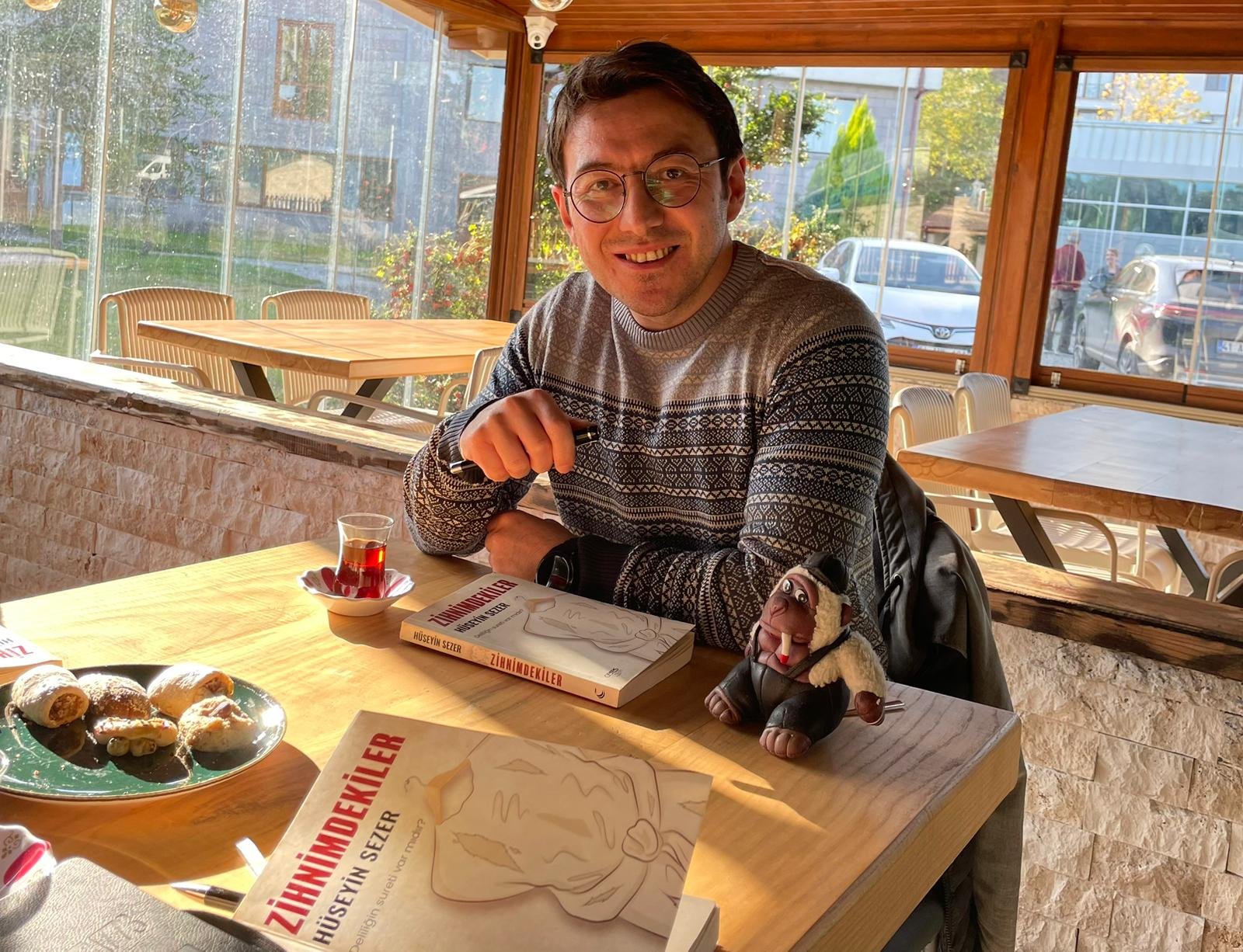 HÜSEYİN SEZER’DEN ZİHNİN DERİNLİKLERİNE YOLCULUK: “DELİLİĞİN SURETİ VAR MIDIR?”